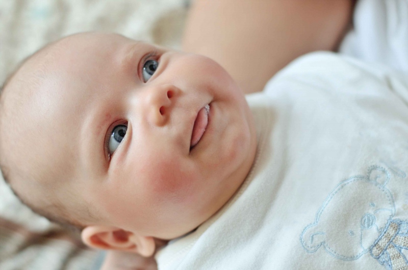 新生儿吃奶后怎么拍背如何预防新生儿呛奶