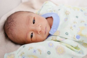 刚出生的宝宝拉稀便正常吗如何判断新生儿大便异常情况